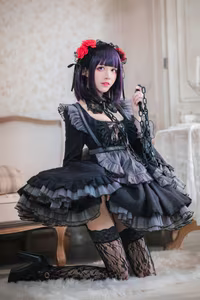 Coser Tomoyo Jiang as Kuroe Shizuku: Alluring Gothic Charm & Mysterious Elegance-9
