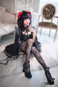 Coser Tomoyo Jiang as Kuroe Shizuku: Alluring Gothic Charm & Mysterious Elegance-3
