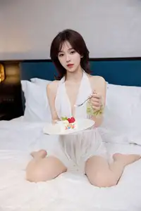 XiuRen No.10584: Zhi Zhi's Alluring Elegance in a Chic White Mini Dress-20