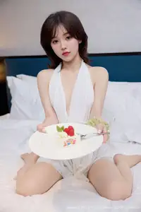 XiuRen No.10584: Zhi Zhi's Alluring Elegance in a Chic White Mini Dress-22