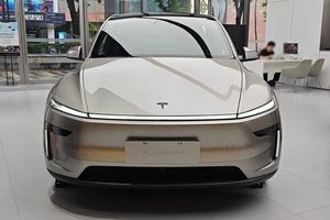First Look: Tesla Model Y L 2025 in China – Featuring 3 Rows and Advanced EV Tech-7