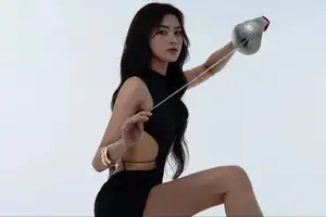 Ngo Thi Huong: Vietnam's Fencing Beauty Queen Radiates with Prestigious Gold Medal-7