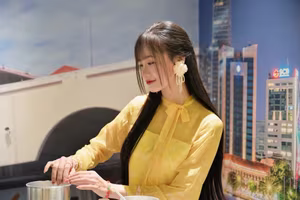 VGU No.105: Vietnamese Girl in Yellow Áo Dài Shines in Modern City – Captivating Beauty-3