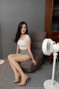 Discover the Alluring Charm of Chinese Model Wan Ping (SXJ No.2091) in this Stylish IESS Part01 Photo Series.-22